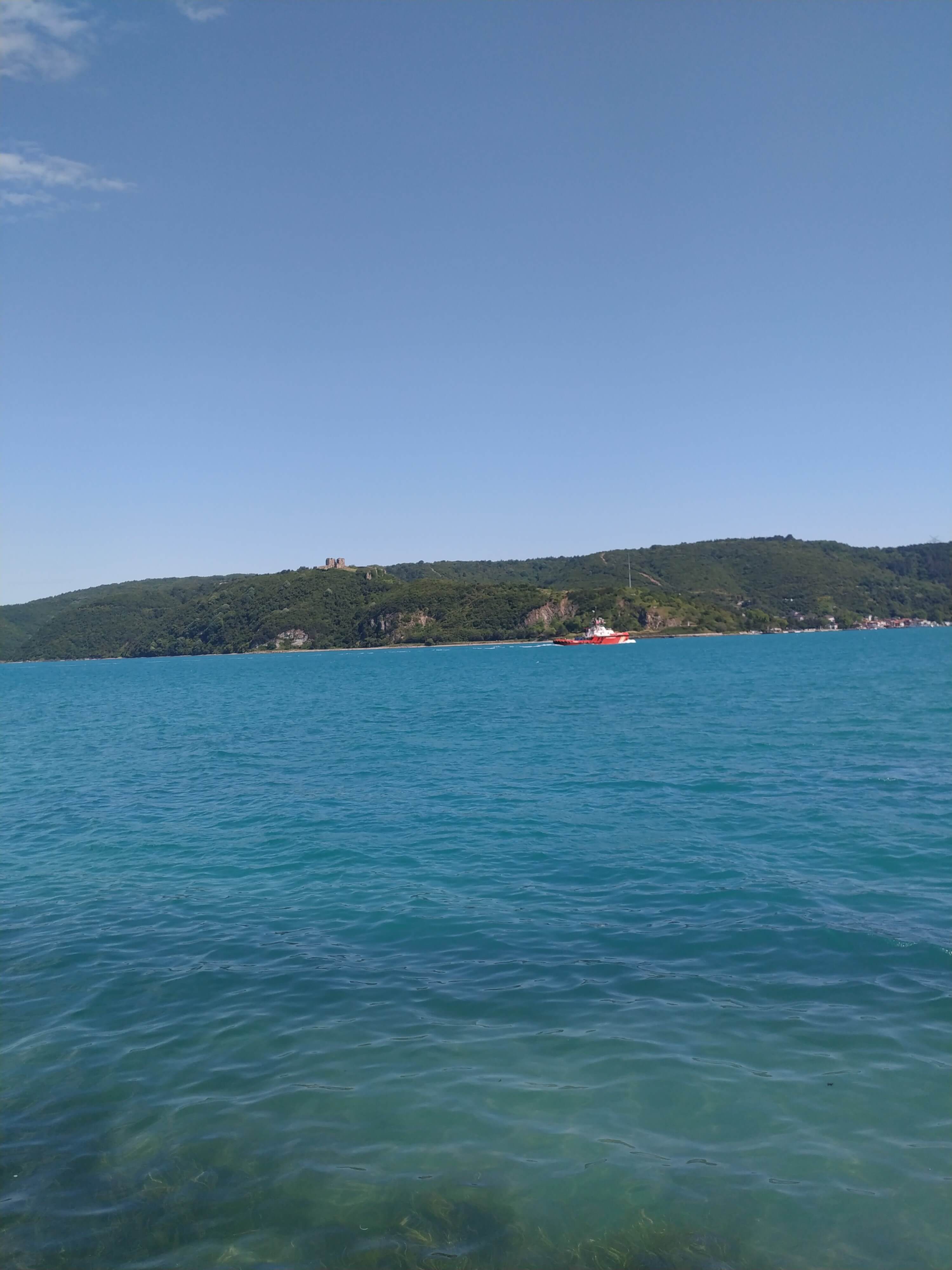 Kadınlar plajı servis rotası için sahil görüntüsü